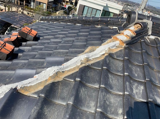 積み直し中の熨斗瓦